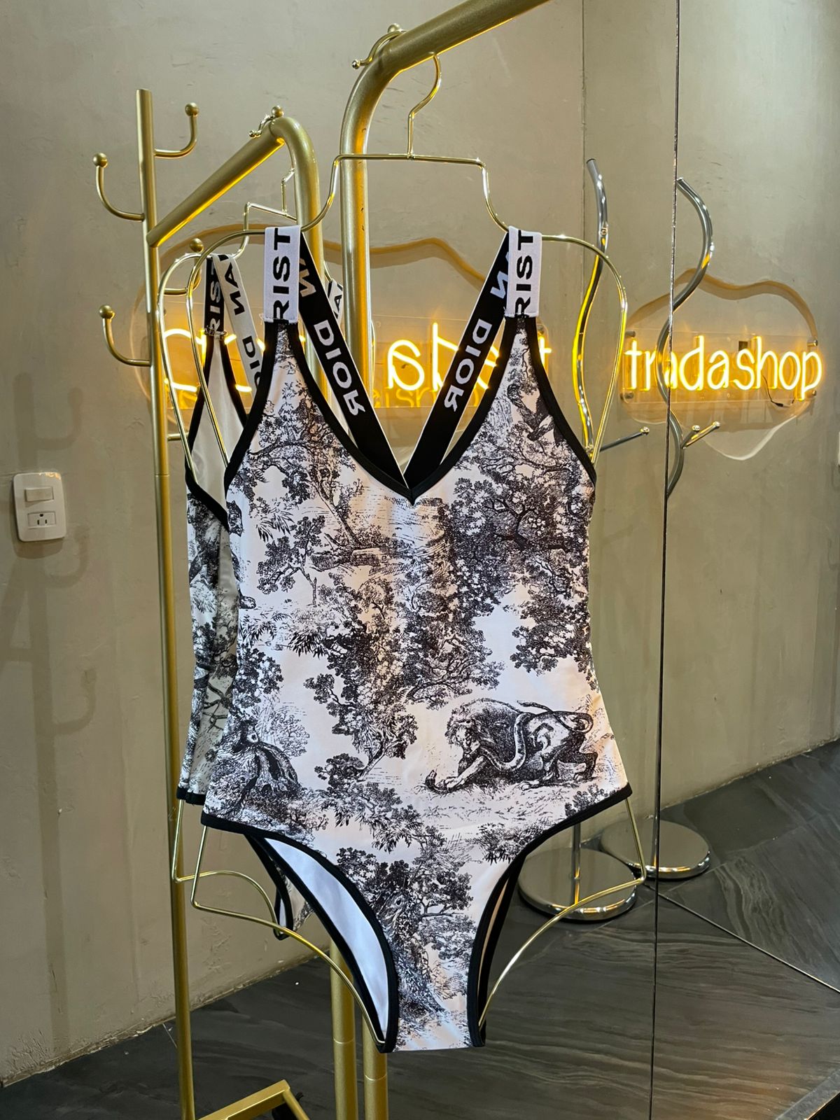 traje de baño blanco con negro